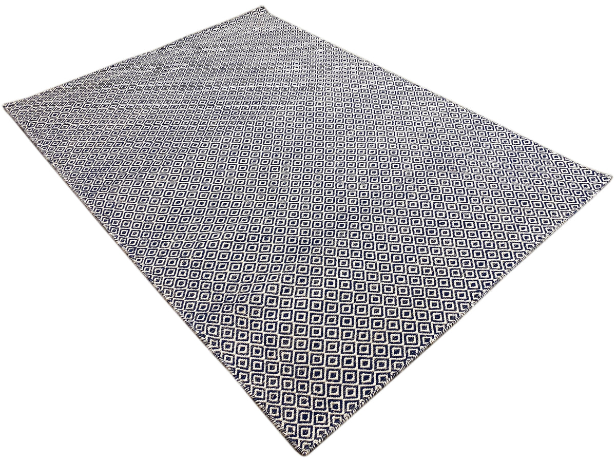 Kelim-Teppich mit Rauten-Diamond-Muster, dunkle und helle Blautöne auf weißem Grund