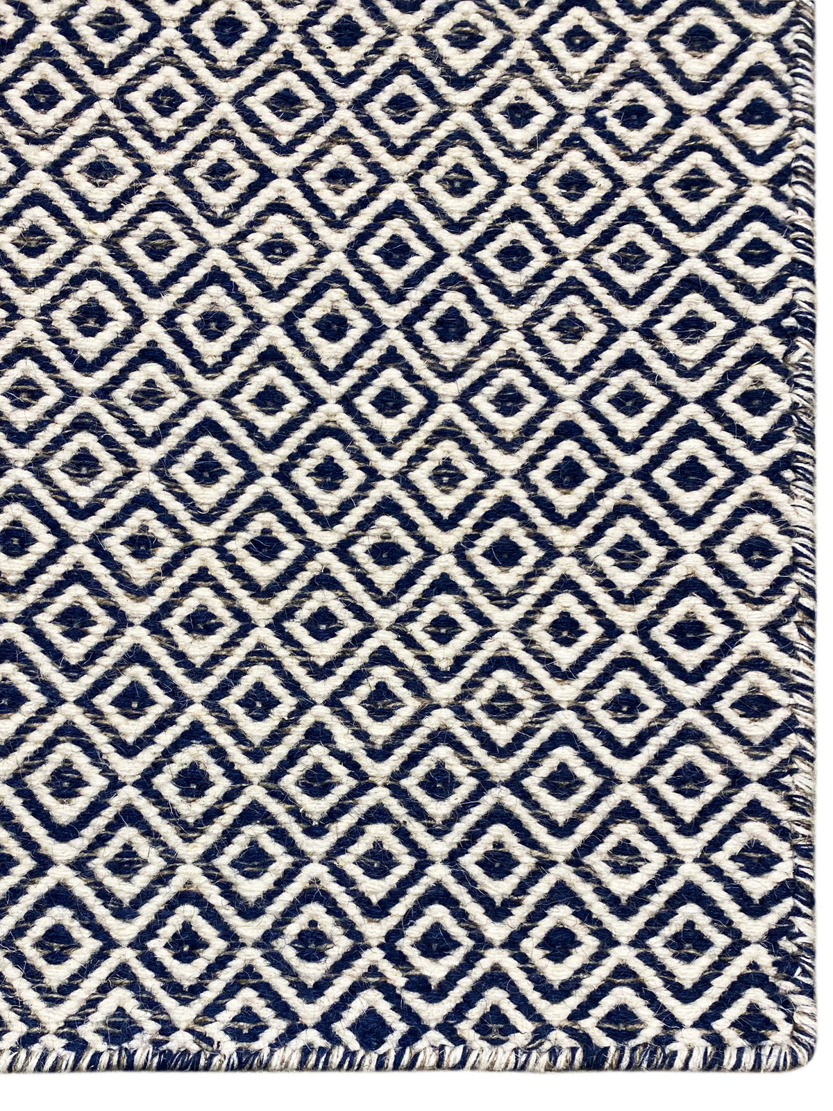 Kelim-Teppich mit dichten Rauten im Zickzack-Stil, Dunkelblau/Offwhite, mit Fransen