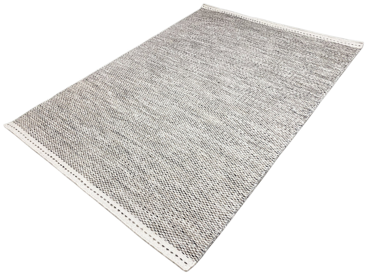 Hellgrauer Kelim-Teppich mit Punktmuster, diagonal liegend, sichtbarer eingefasster Rand