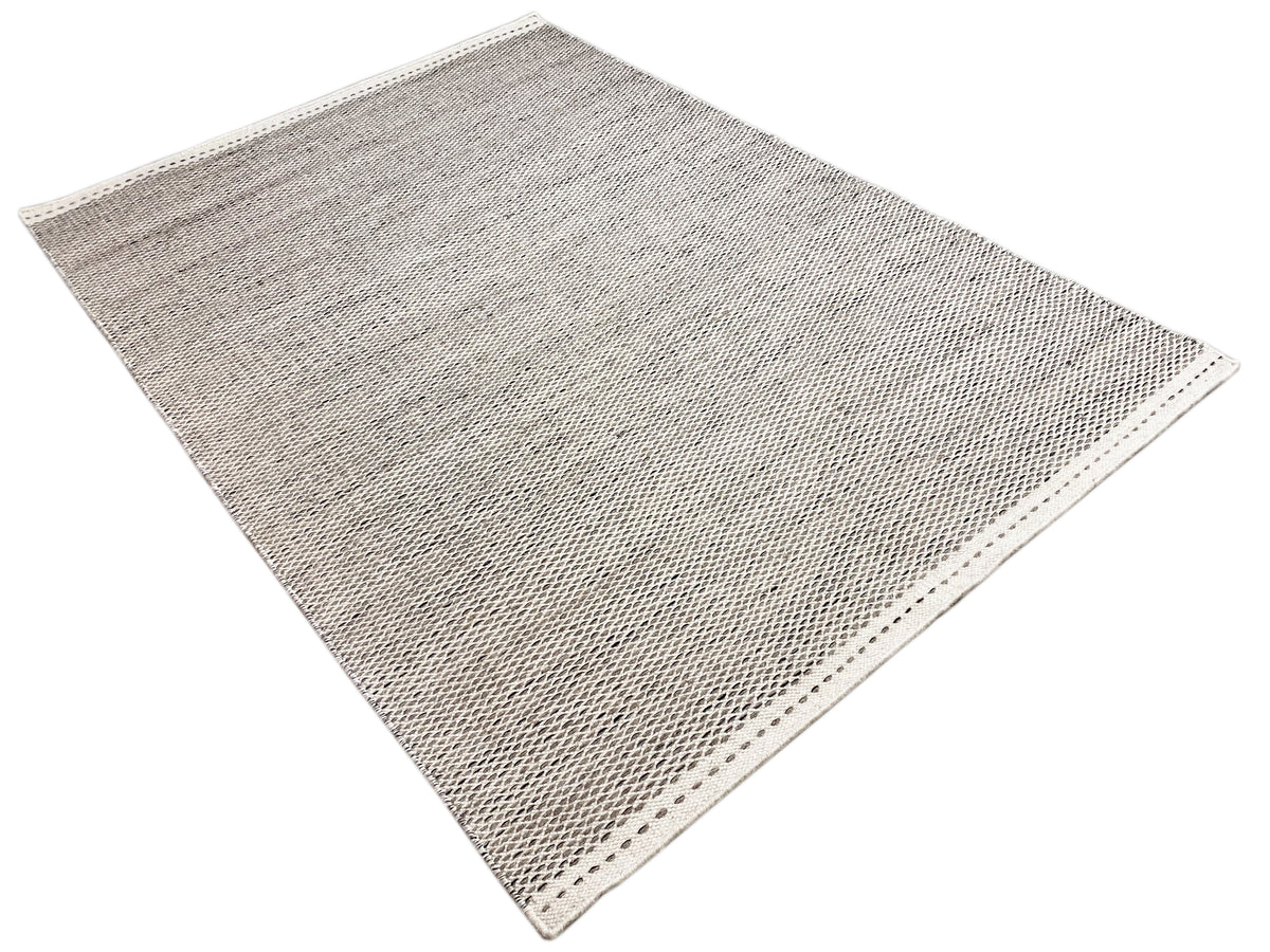 Kelim-Teppich in Silber, diagonale Ansicht, gewebtes Karomuster, eingefasste Kanten