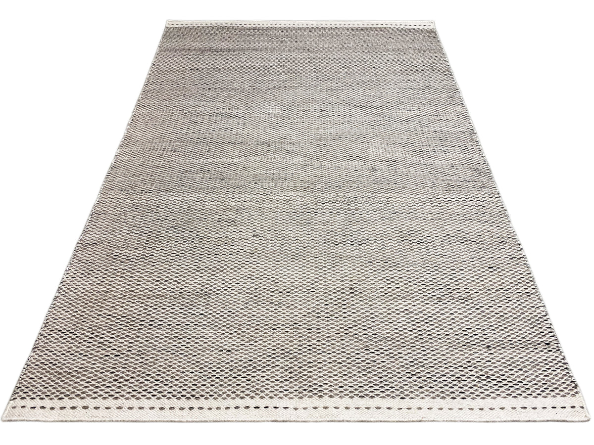 Kelim-Teppich in Silber, großflächig ausgerollt, feines Linien-Webmuster, Randnaht