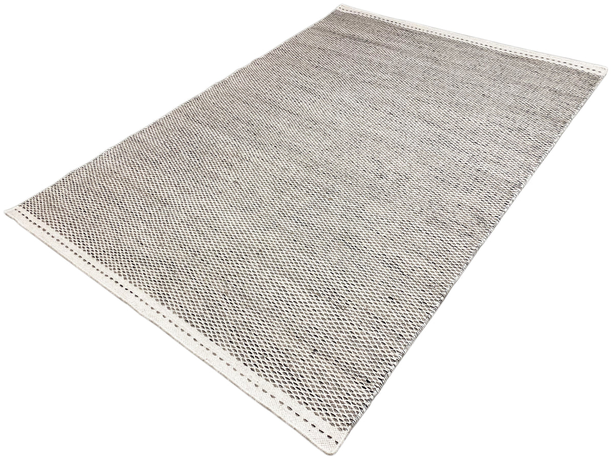 Kelim-Teppich in Silber, leicht schräg, feines Gewebemuster, eingefasster Rand