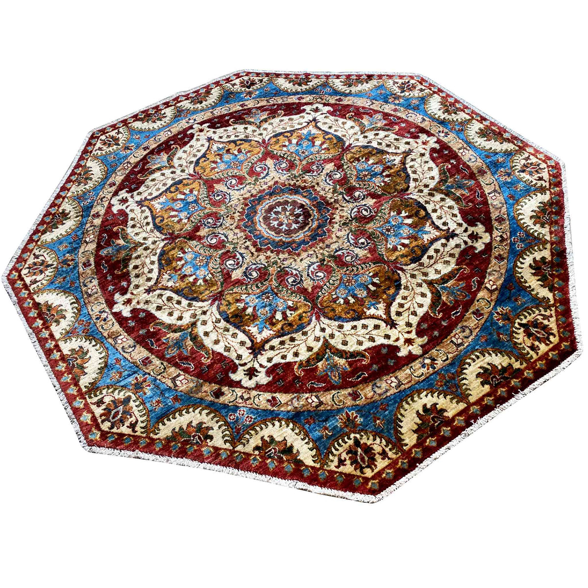 Achteckiger Teppich mit rotem Innenmedaillon und blauem Rand, detailreich ornamentiert