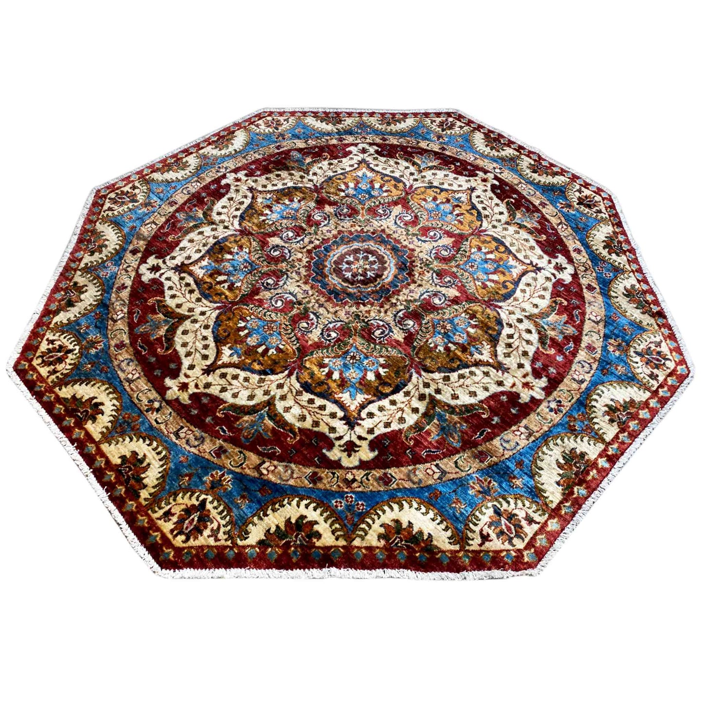 Achteckiger Teppich mit symmetrischem Ornamentkranz in Rot, Blau und Creme