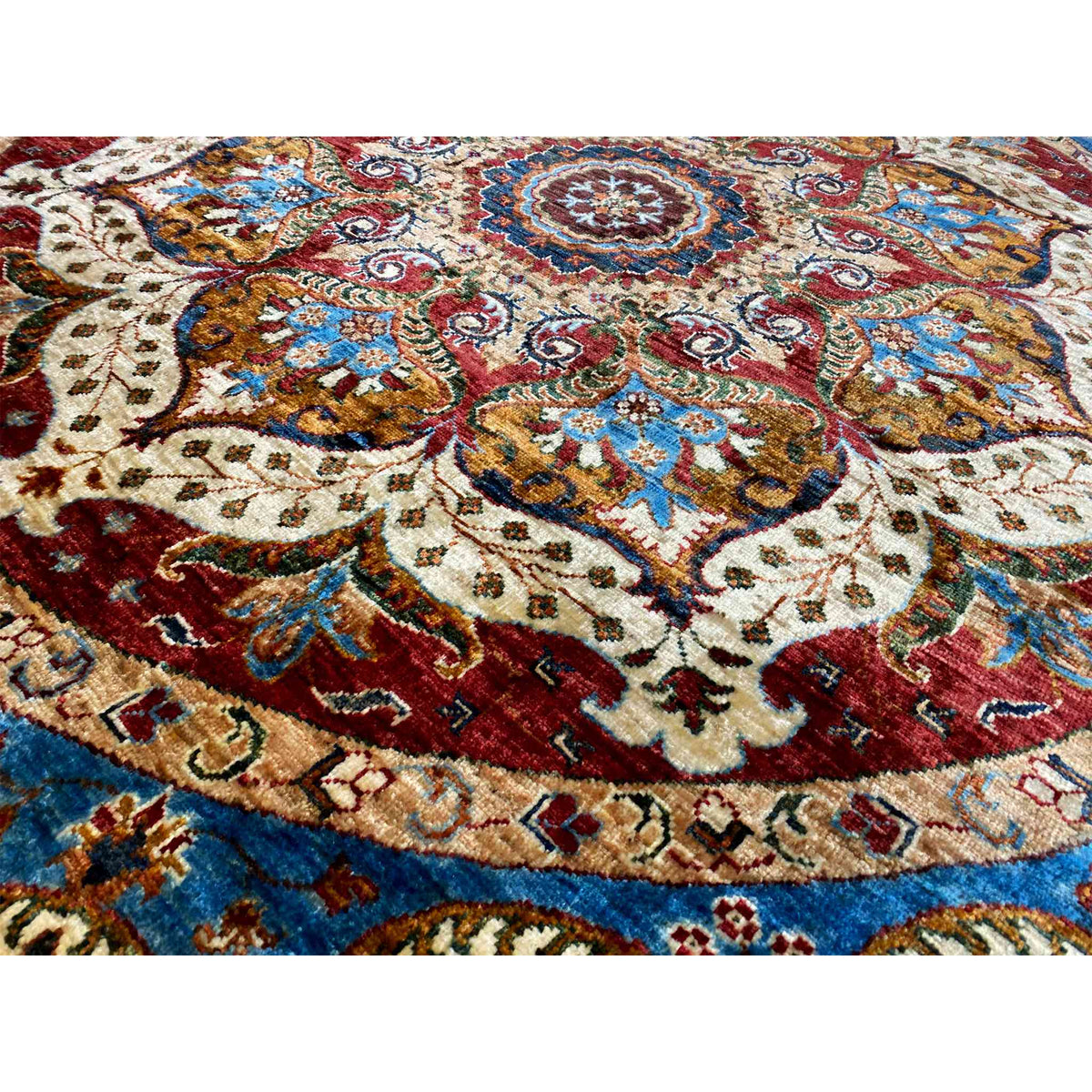 Achteckiger Teppich Nahansicht: farbenfrohe Ornamente und Muster im Innenbereich