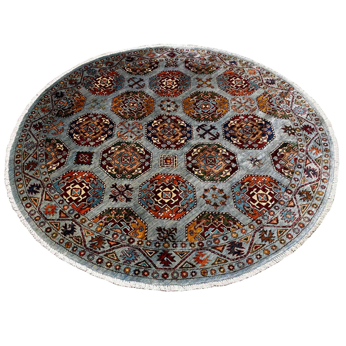Runder Teppich mit dichtem Muster aus Quadraten und Kreuzen, multicolor auf hellem Grund