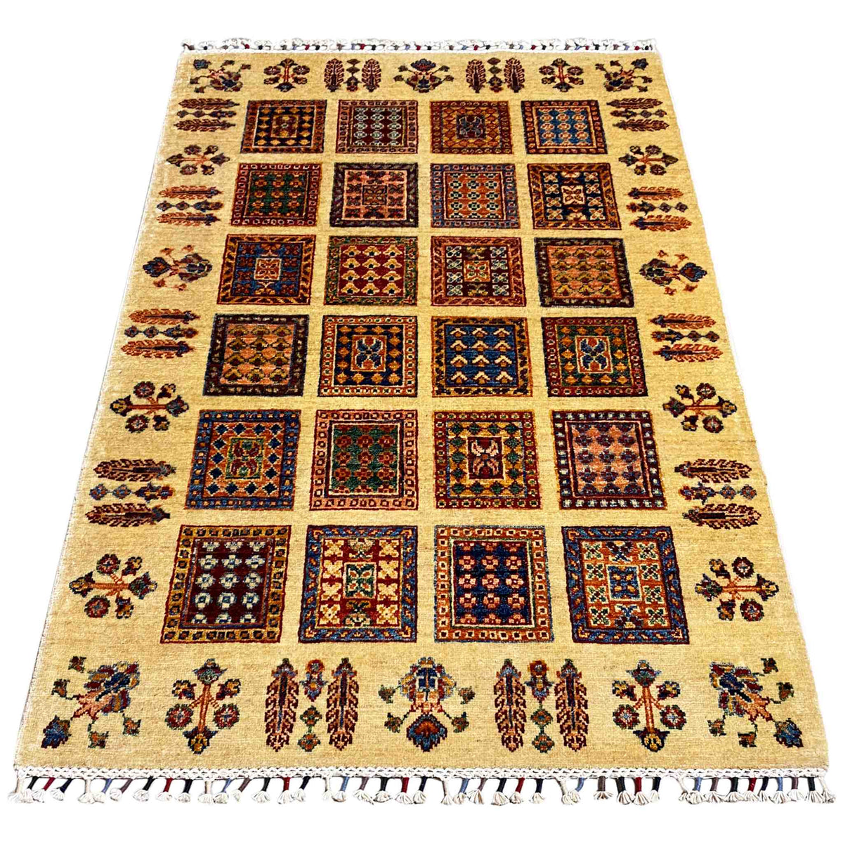 Beiger Afghan Khorjin Teppich mit geometrischem Kachelmuster und bunten Randornamenten, Fransen