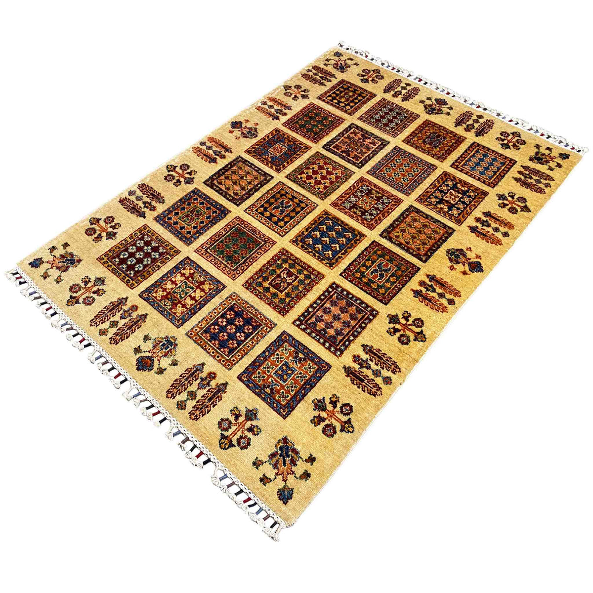 Beiger Afghan Khorjin Teppich schräg gezeigt, quadratische Musterreihen mit farbigen Motiven, Fransen