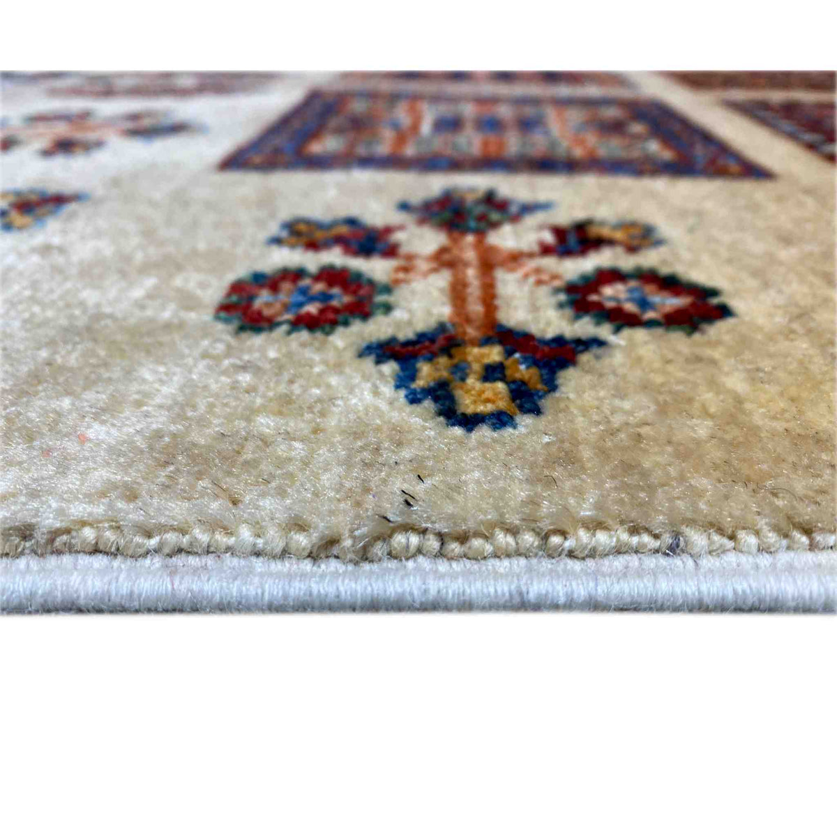 Nahaufnahme vom beigen Afghan Khorjin Teppich: Flor mit bunten Blütenornamenten, mit Bordüre