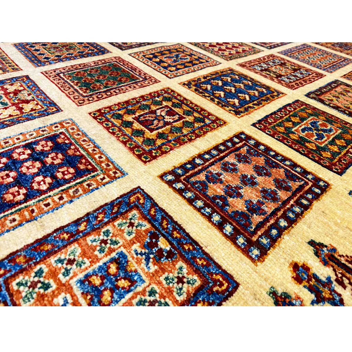Detailansicht Afghan Khorjin Teppich: bunte Kachelmotive im geometrischen Rautenraster