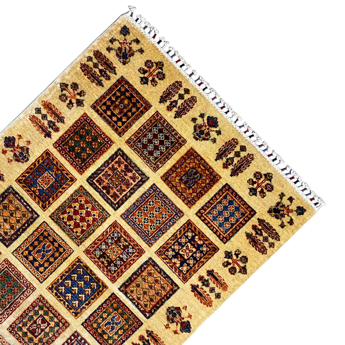 Beiger Afghan Khorjin Teppich Ecke mit quadratischem Rautenmotiv und weißer Fransenbordüre