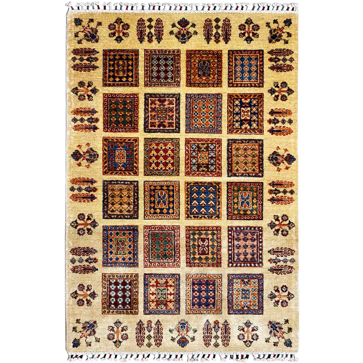 Beiger Afghan Khorjin Teppich mit quadratischen Kacheln und farbigen Ornamenten, mit Fransen