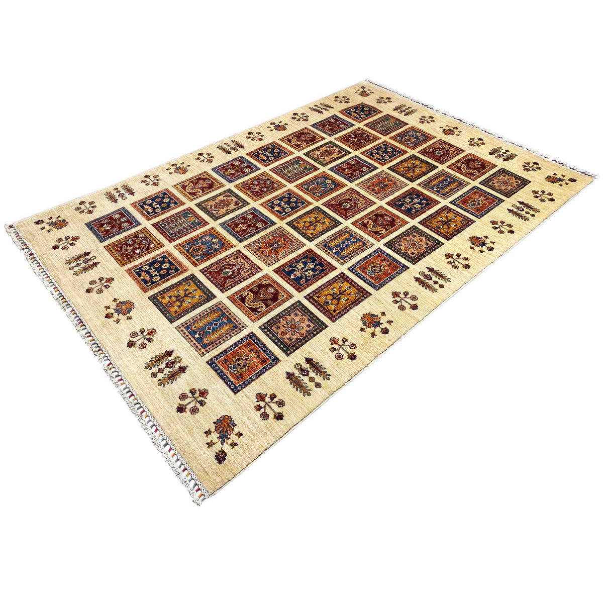 Beiger Teppich mit quadratischem Patchworkmuster und farbiger Bordüre