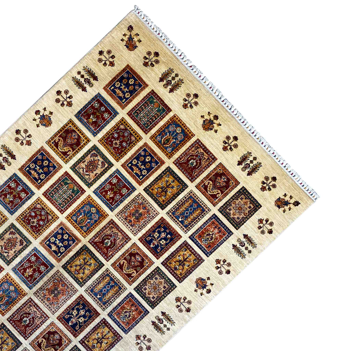 Beiger Teppich mit diagonalen Rauten, bunten Blumenornamenten und Zierfransen