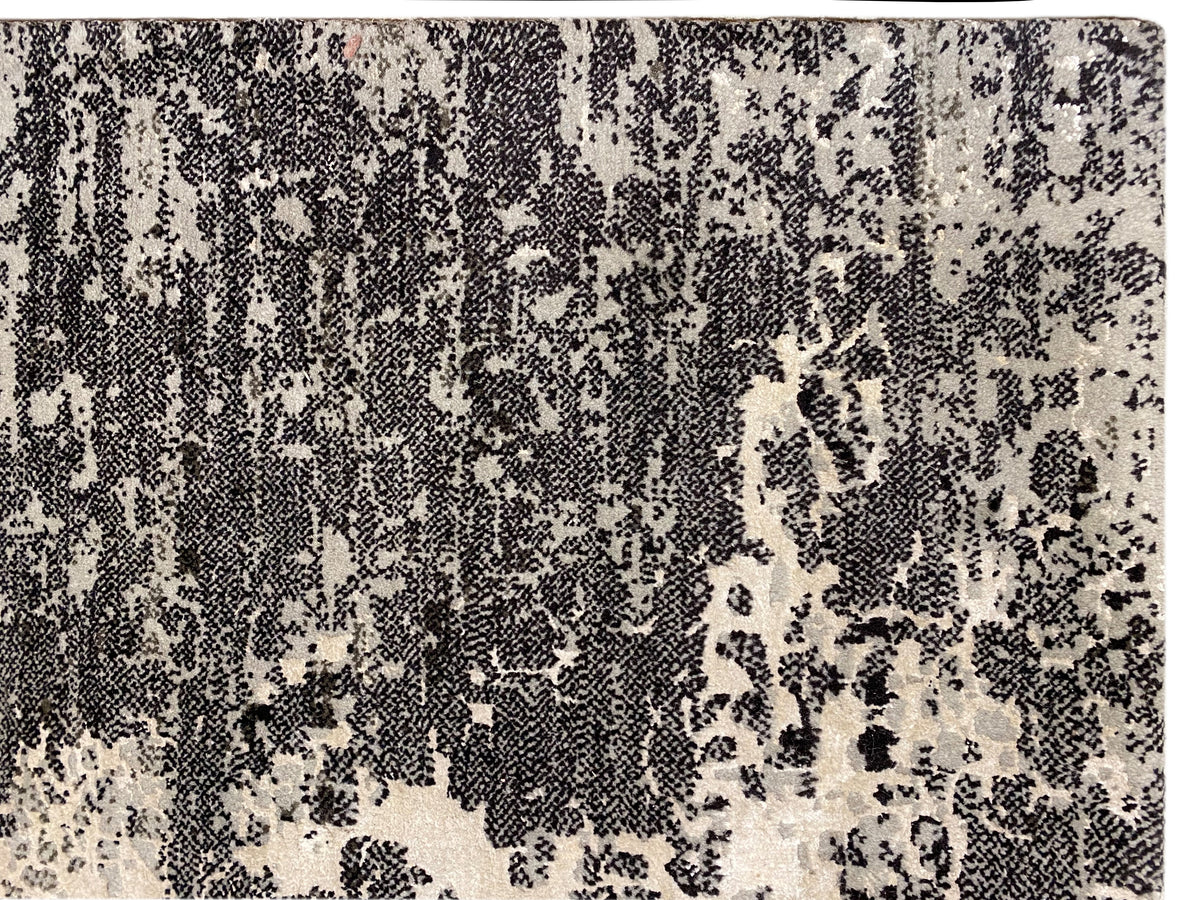 Nahaufnahme: Gabbeh-Luri-Teppich 303x250 mit texturierten Punkten und Linien in Grau/Beige