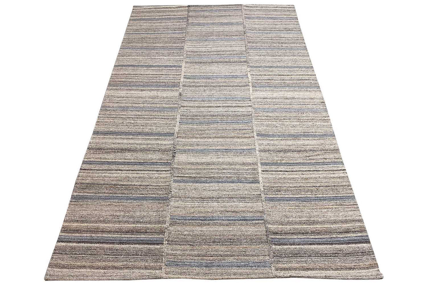 Kelim-Teppich mit Streifen- und Karo-Linien in Grau, Beige und Blau, schräg