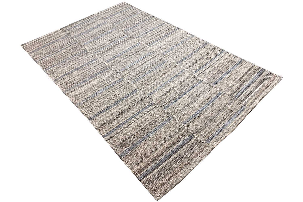 Kelim-Teppich, diagonale Ansicht, geometrisches Karomuster in Grau, Beige, Blau