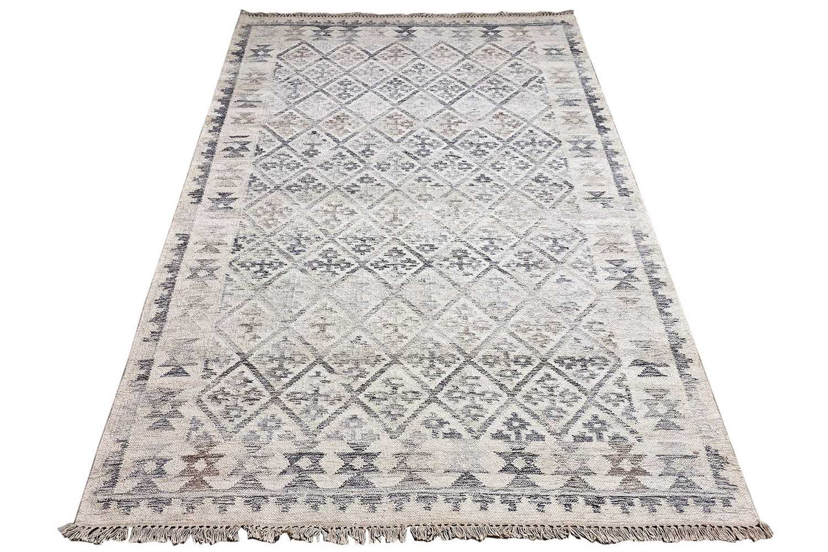 Kelim-Teppich, in Fläche ausgebreitet: hellbeige mit blau-grauen Linien- und Ornamenmuster