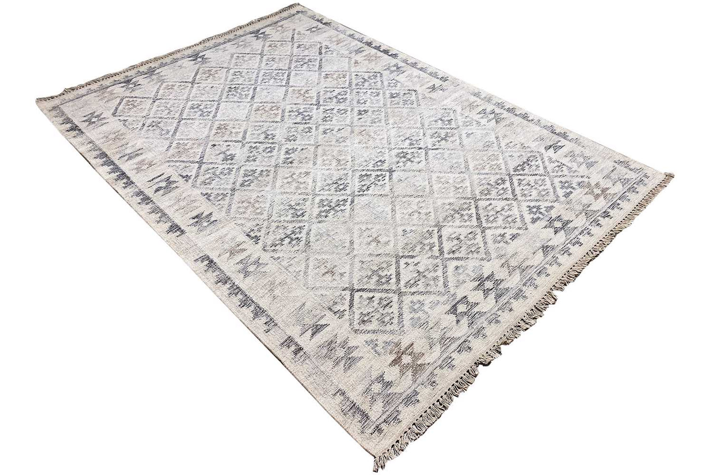 Kelim-Teppich in Diagonalansicht, hellbeige mit geometrischen Ornamenten in Blau-Grau