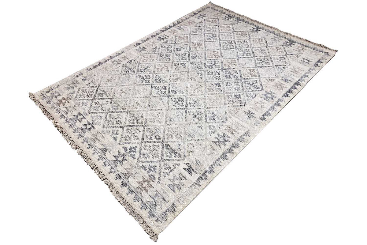 Kelim-Teppich aus der Perspektive: hellbeige mit blau-grauen Rauten- und Linienmotiven