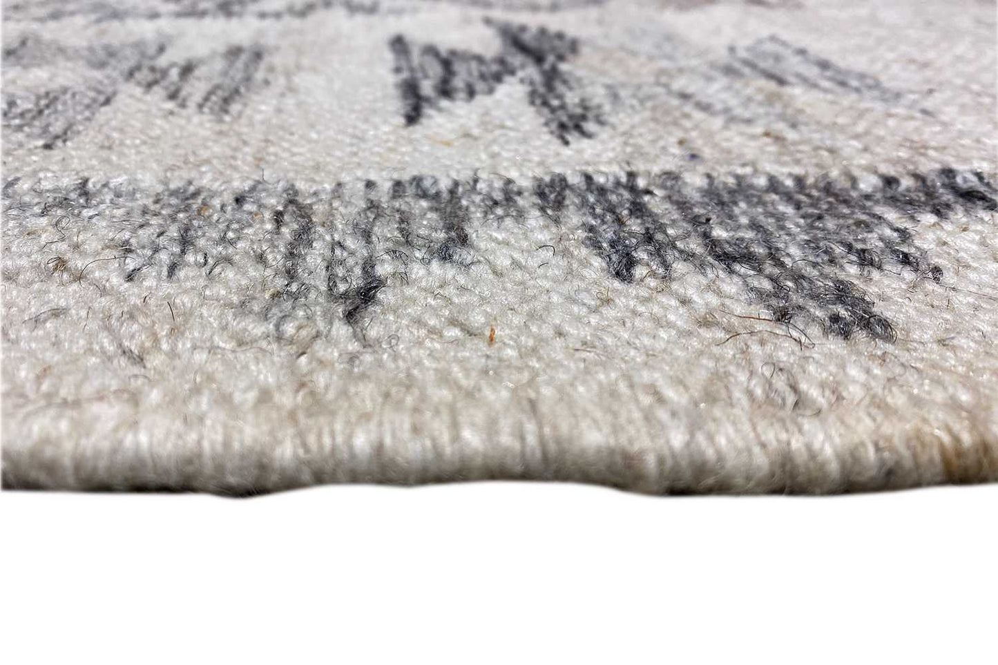 Nahaufnahme: Kelim-Teppich mit Fransen, hellbeige Floroberfläche und dunkelblaue Muster