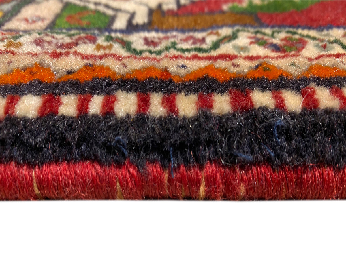 Poshti-Teppich Detail: mehrfarbiger Flor mit schwarzem und rotem Fransenrand