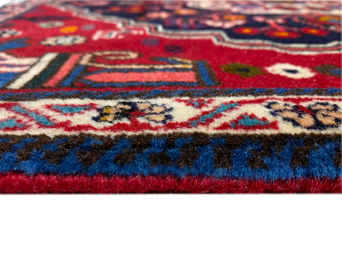 Teppichkante mit kurzem Flor, rote Unterkante und blau-weißem Muster