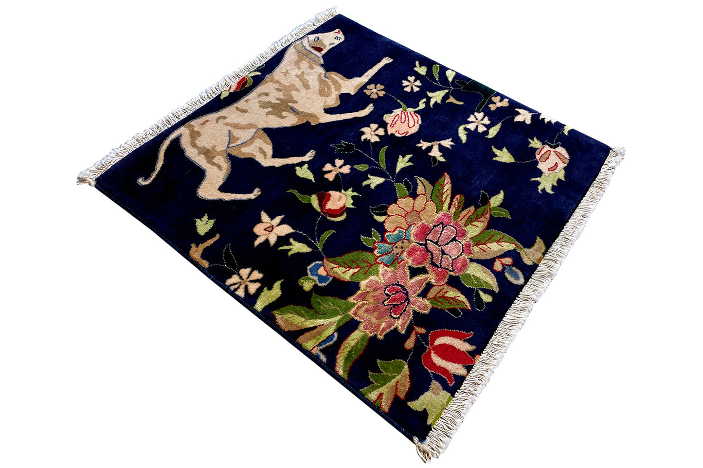 Blauer Teppich mit Fransen, Tier- und Blumenmotive im Orientstil