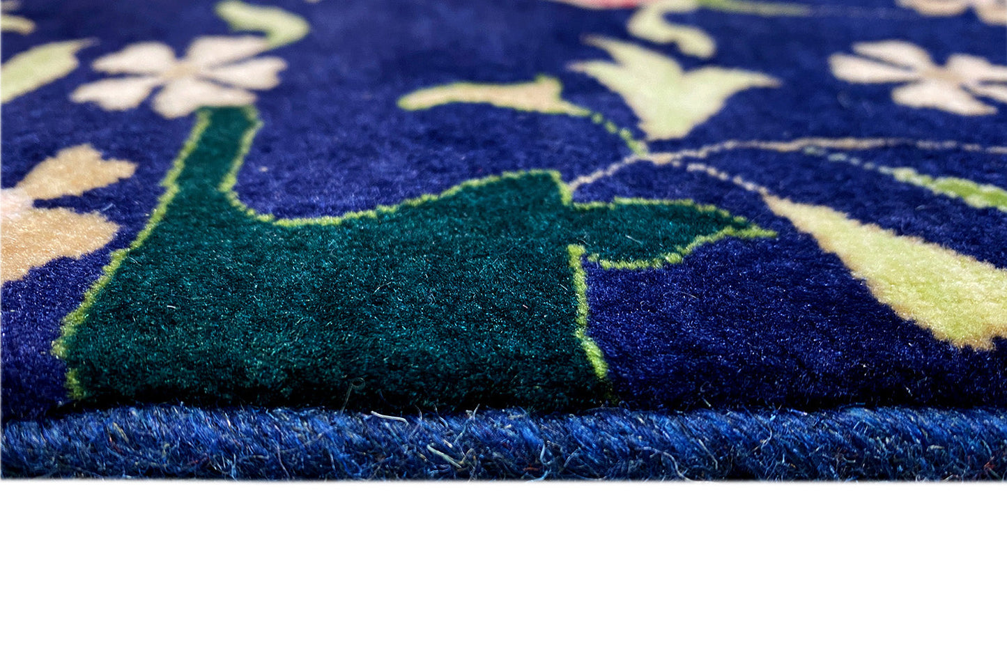Nahaufnahme Teppichflor und Kantenfranse, blaues Muster