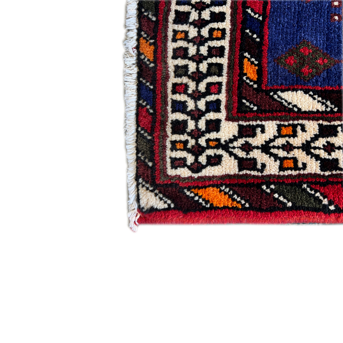 Teppichläufer-Kante mit mehrfarbigem Ornamentmuster und rot-braunem Flor