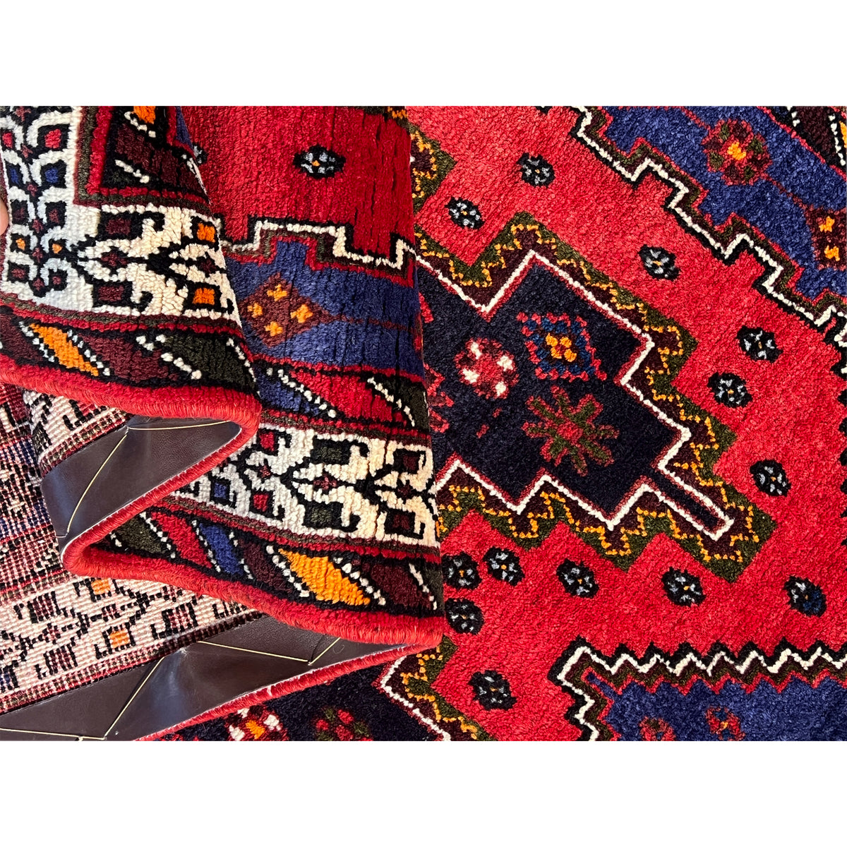 Teppichläufer-Ansicht mit rotem Mittelmotiv, dunklem Blau und bunten Ziervierecken