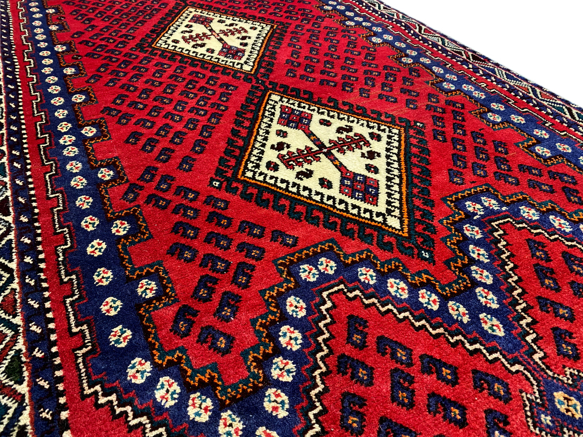 Roter Läuferteppich mit Quadraten, Zickzack- und Ornamentmustern