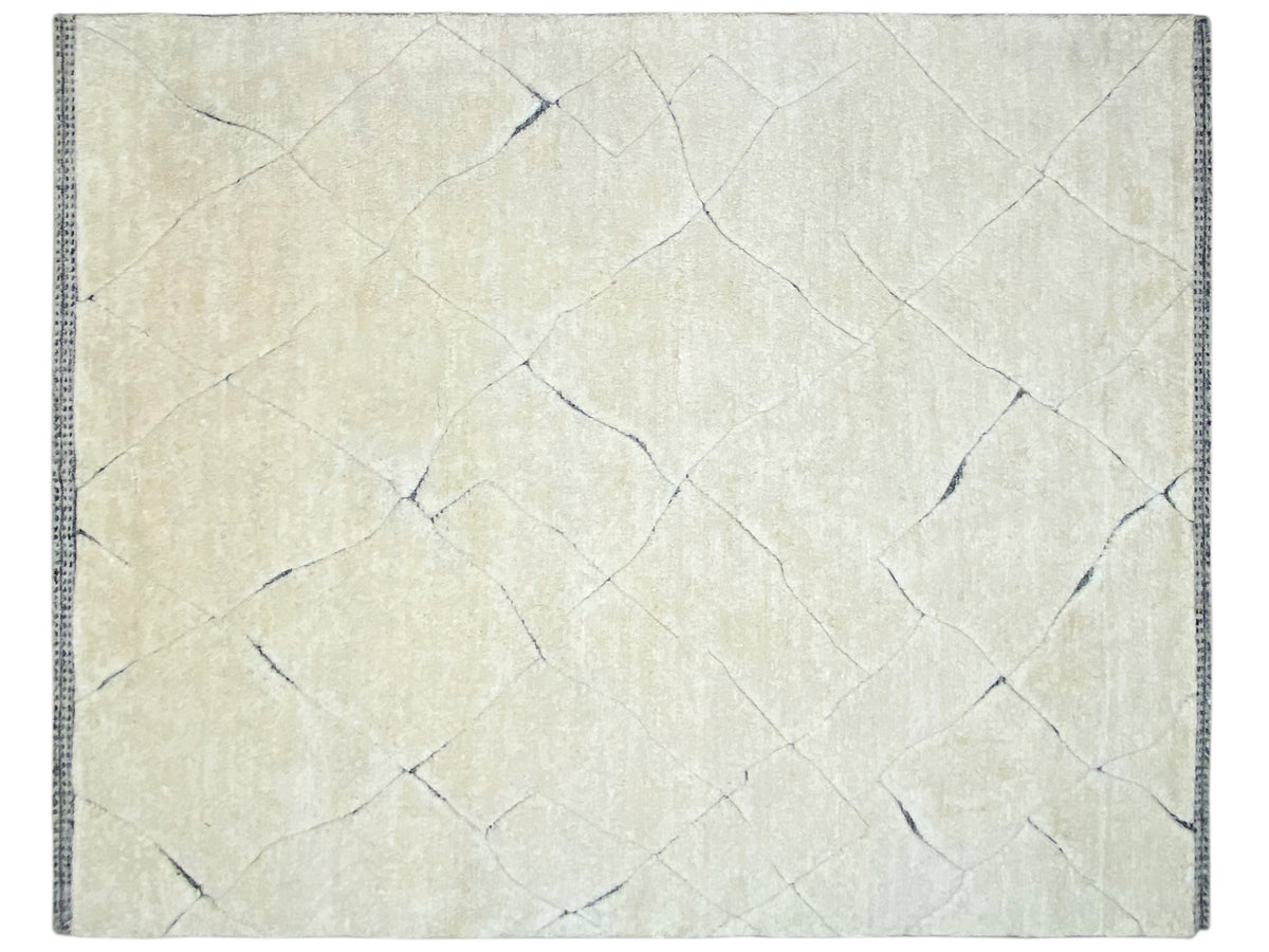 Rechteckiger Creme-Teppich mit feinem Linienmuster und blauer Bordüre