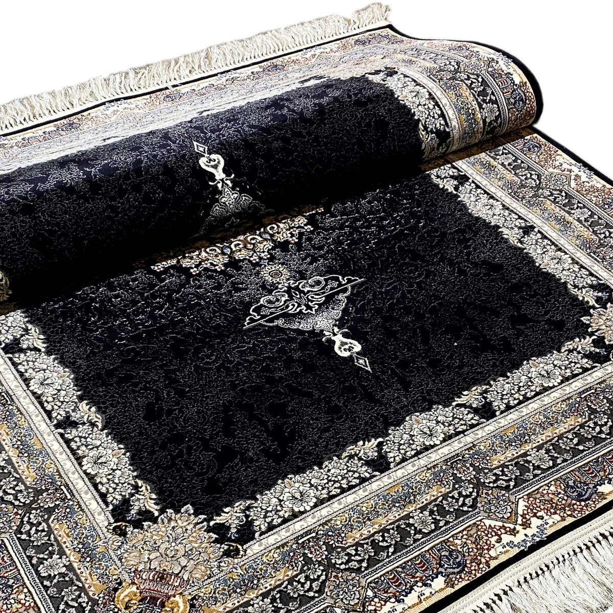 Schwarzer Teppich gerollt, mit Ornamenten, Bordüren und Medaillon-Design