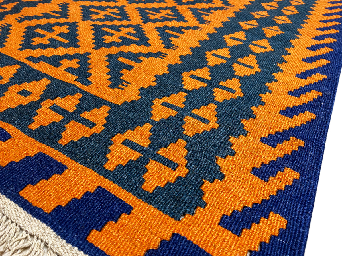 Kelim-Teppich mit orange-gelbem und dunkelblauem Webmuster, Detailaufnahme