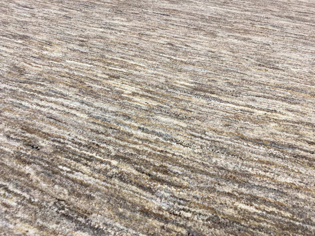 Gabbeh-Teppich, detailreicher Flor: beige-graue Fasern mit feinen, unregelmäßigen Linien