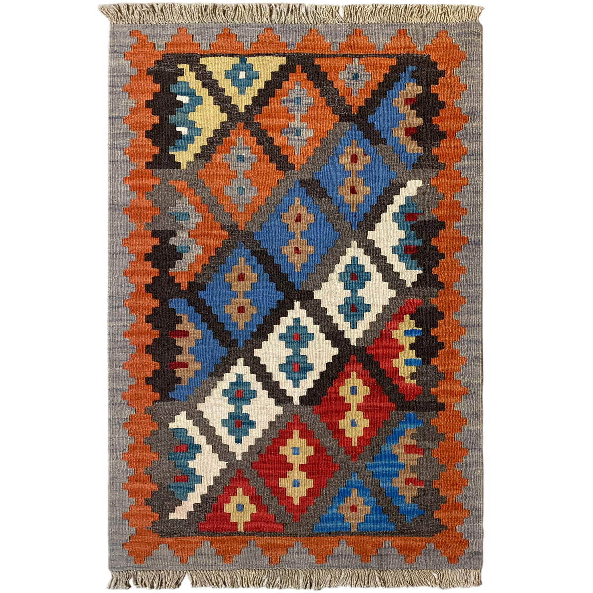 Kelim-Teppich mit geometrischem Muster, grauer Grund, orange Rand und farbige Mittelruten, Fransen