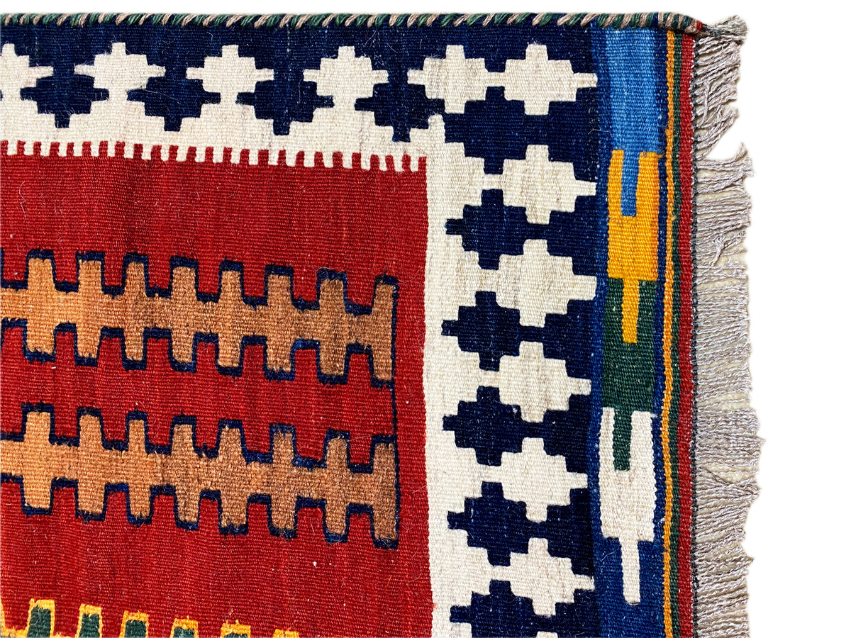 Kelim Teppich mit rotem und blauem Muster, mehrfarbige Streifen am Rand, Fransen