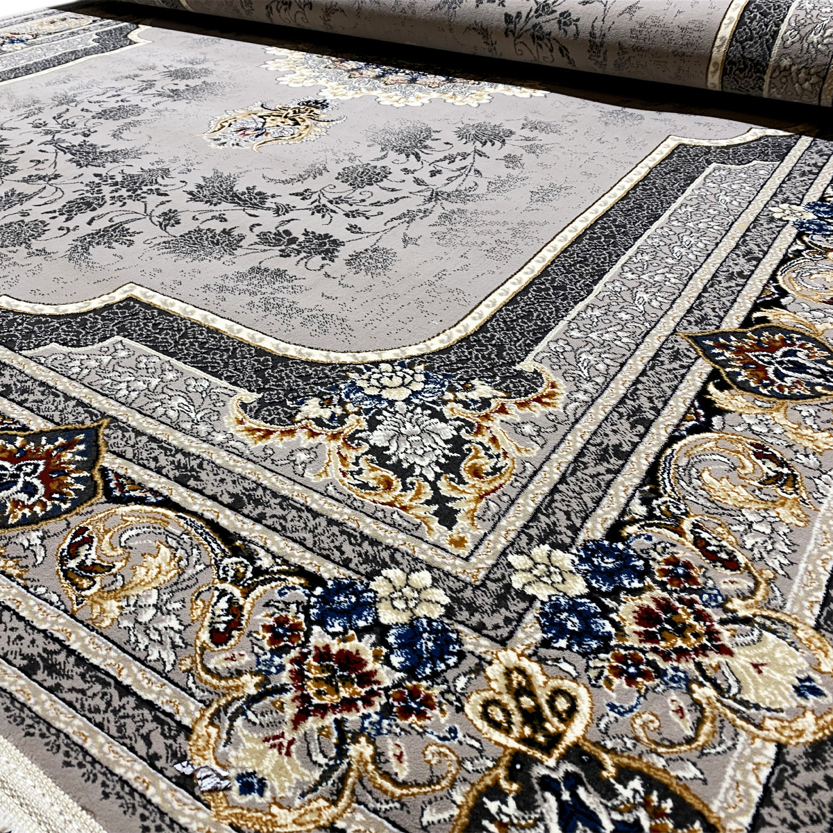 Medaillonteppich 160x230 Detail: barocke Bordüre mit Blumen in Blau, Gold und Grau