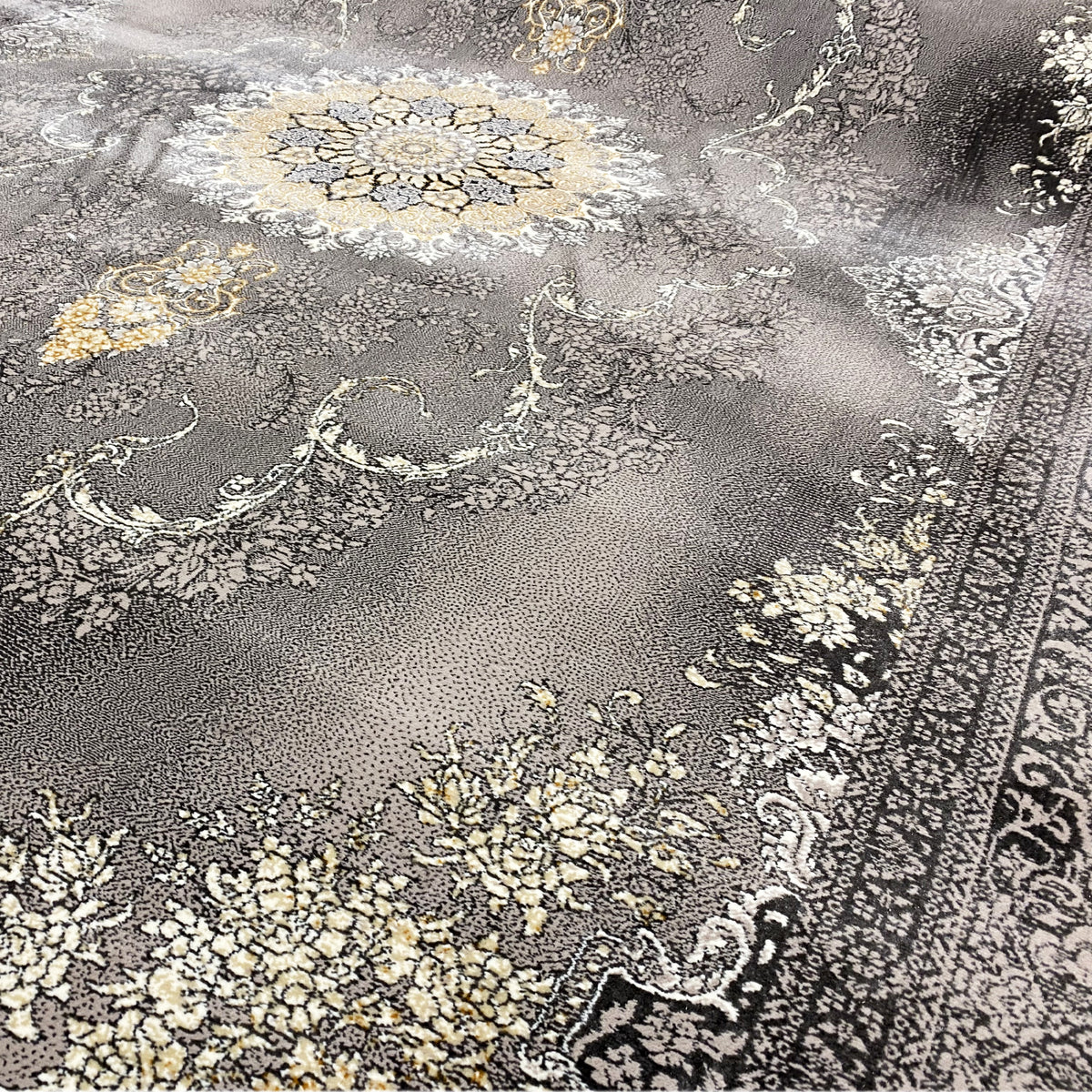 Detailansicht Kashan-Teppich: grauer Flor mit floralen Ornamenten in Gold und Beige
