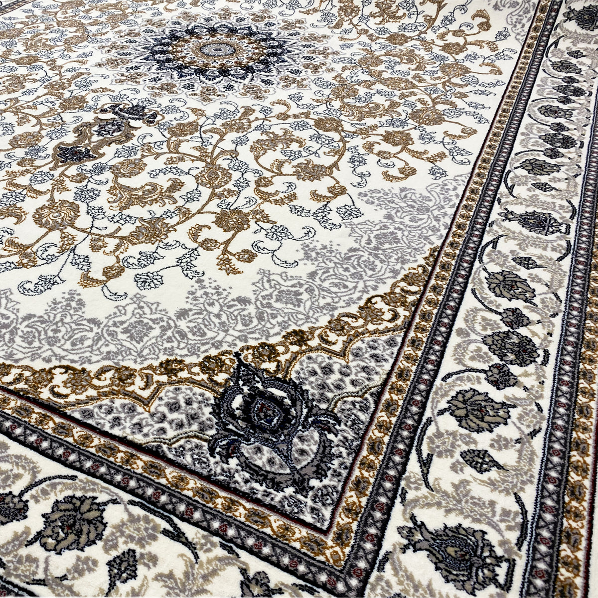 Nahansicht: Orientteppich Leyla mit goldfarbenen floralen Mustern und dunkelblauer Einfassung