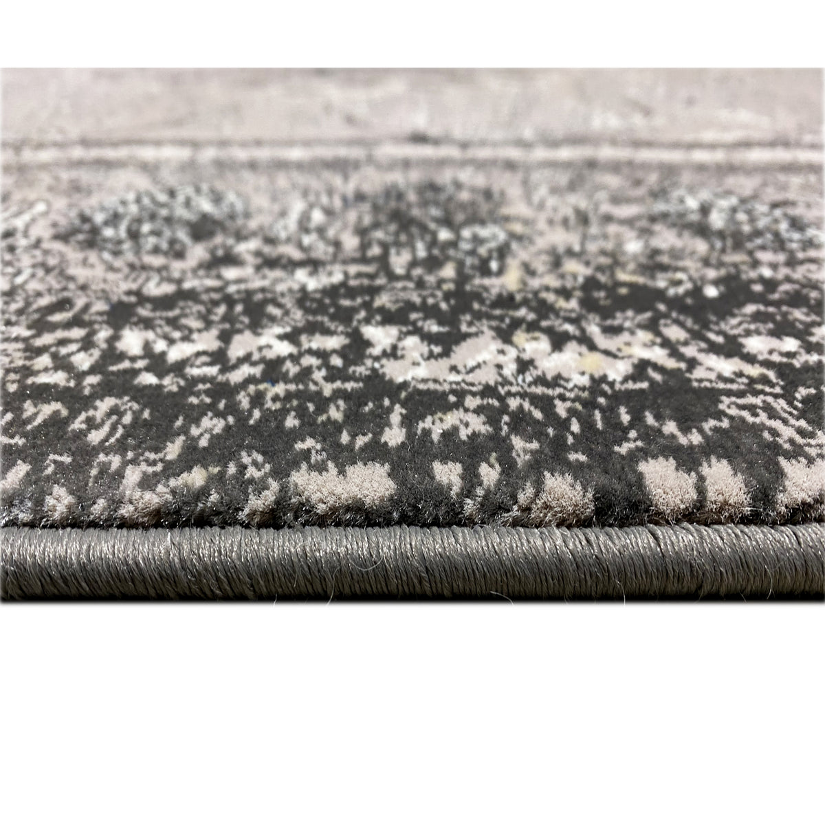 Nahansicht der Teppichkante: Vintage-Teppich mit Fransen und gesprenkelter Optik