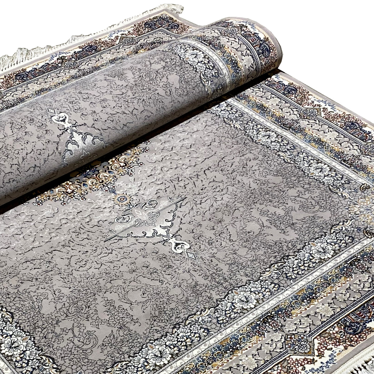 Anthrazitfarbener Teppich mit Medaillonmuster und Ornamentbordüre, gerollt