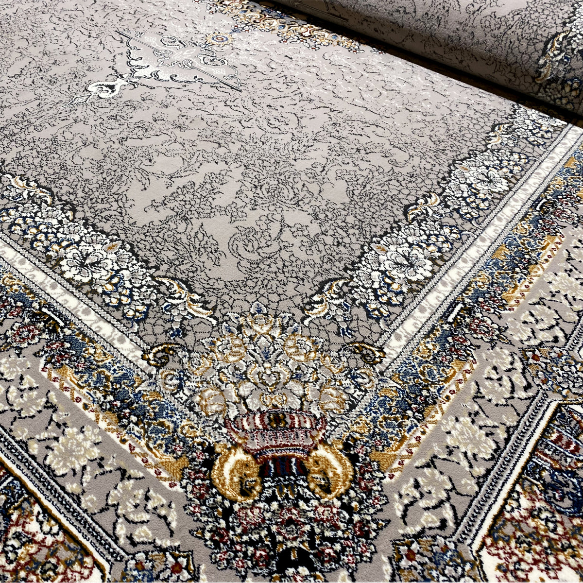 Detailansicht Teppich Noah: strukturierte Muster, florale Motive in Blau und Gold