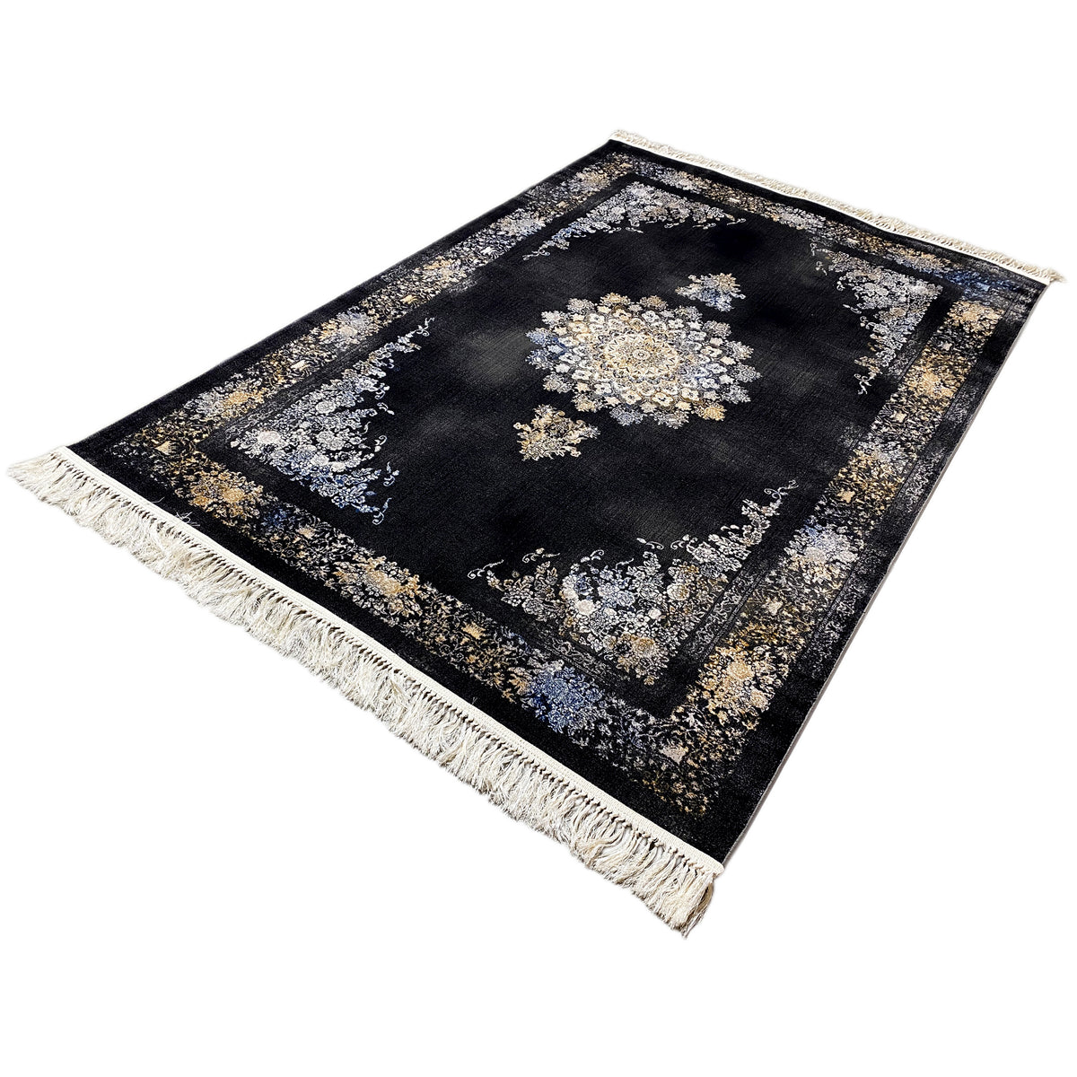 Teppich schräg gezeigt: dunkler Geo-Design Teppich mit goldenen und silbernen Ornamenten
