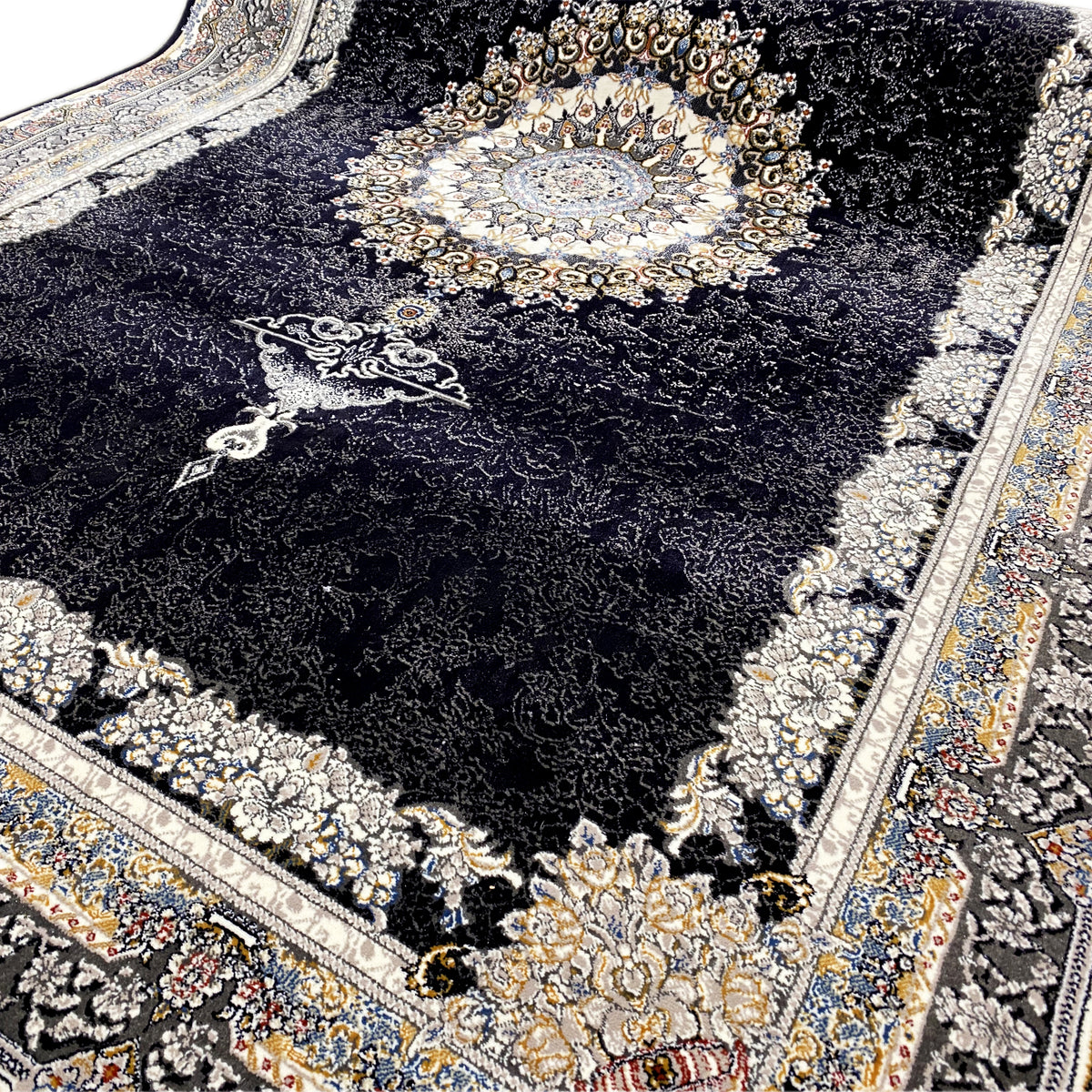 Nahansicht: schwarzer Teppich mit goldenen Ornamenten, Medaillon in der Mitte und Fransenrand