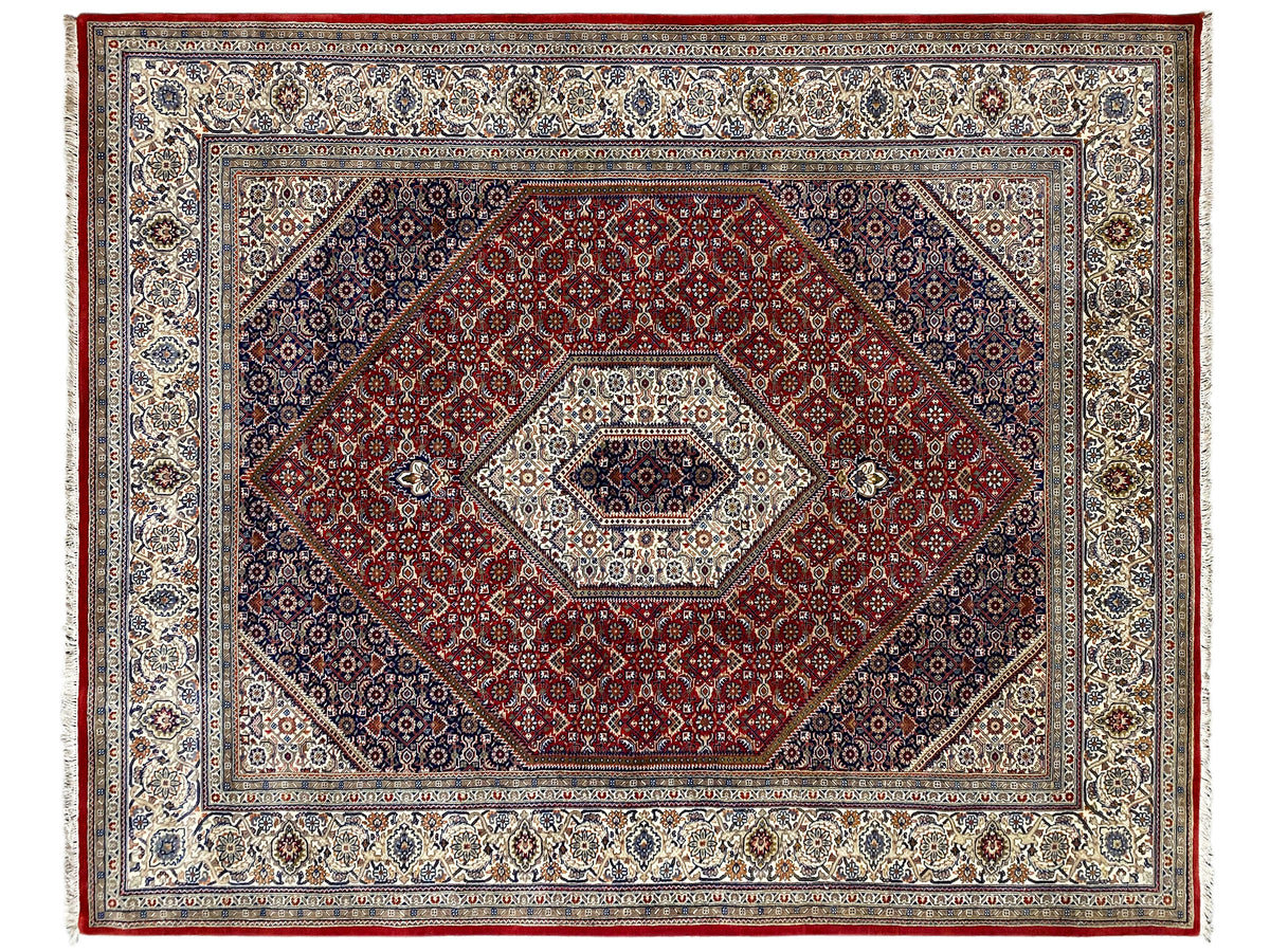Teppich mit rotem Innenfeld, hellem Medaillon und dekorativer Rahmenbordüre