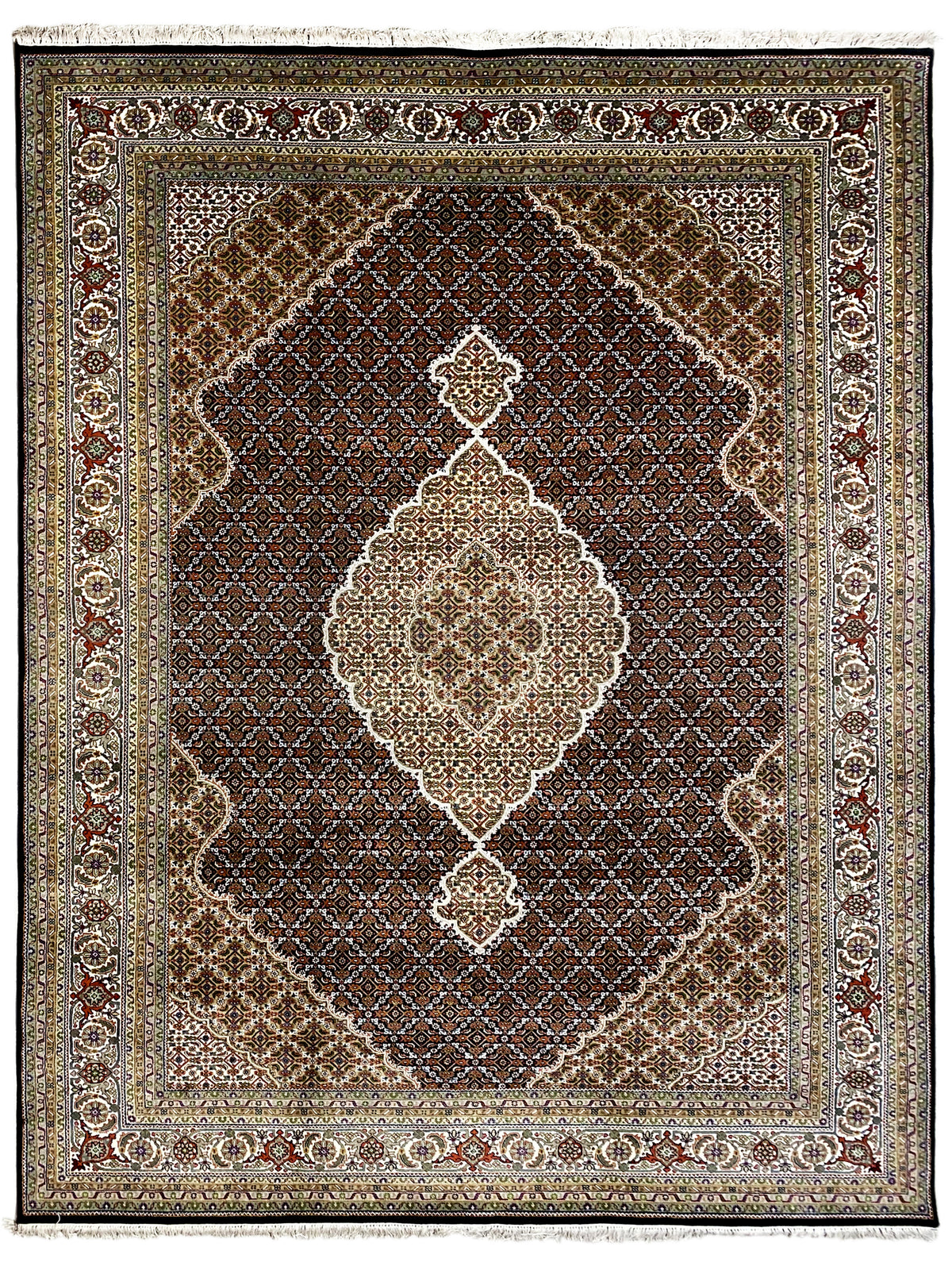 Brauner Indo-Tabriz Teppich mit zentralem Medaillon, gleichmäßigem Rautenmuster und Bordüre.