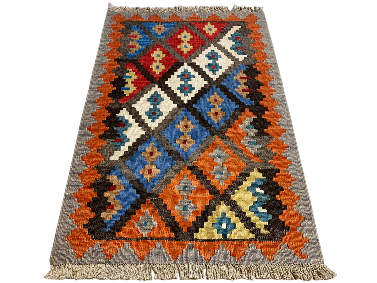 Kelim-Teppich mit geometrischem Muster, grauer Grund, orange, blau und rote Akzente, Fransen