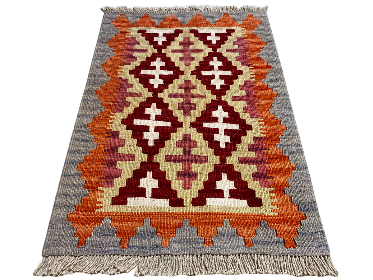Kelim-Teppich mit geometrischem Muster in Grau, Orange, Creme und Dunkelrot, Fransen